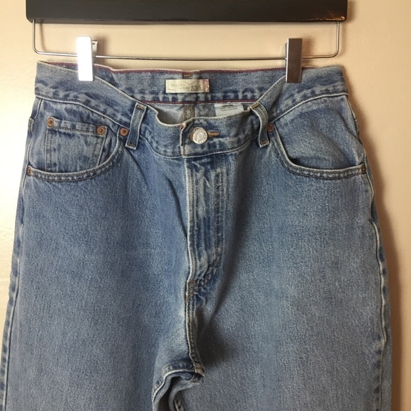 [Levi’s] Women’s High Rise Light Wash Mom Jeans - Picture 2 of 8